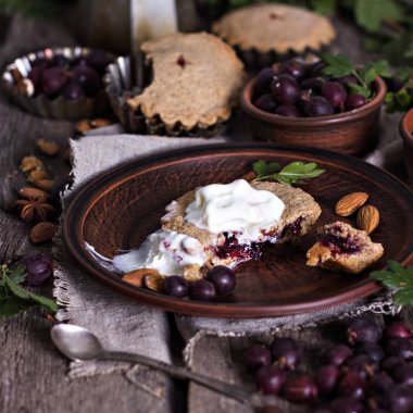 Bektaşi üzümlü turta. Kırsal tarzda. Taze böğürtlenli turta, paslı metal arka planda, meyveli yaz turtası..