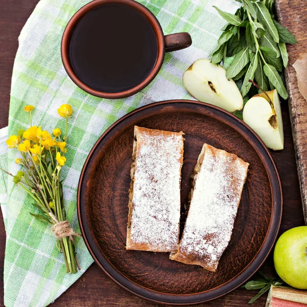 Elma ve çilek ile meyveli turta. Pasta elma veya klasik elma strudel, yaz pasta ile. Doğa odaya yaz.