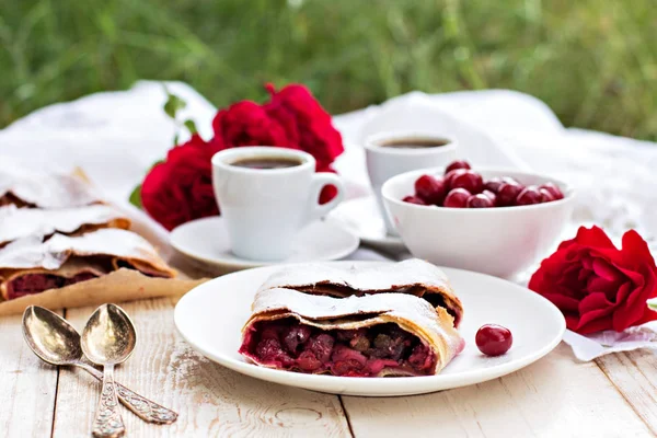 Bir kiraz ile meyveli turta. Kirazlı turta. Gıda niteliğine. Yaz pastası. Pasta, meyveli turta çilek ile.