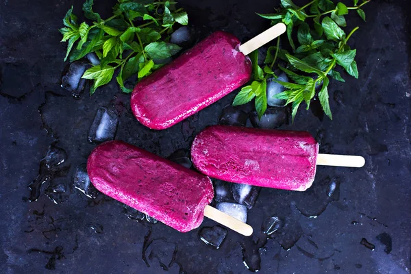 Berry dondurma. Siyah frenk üzümü, böğürtlen, ahududu dondurma. Ahududu ve özel formlarla pişmiş kuş üzümü, ev yapımı. 