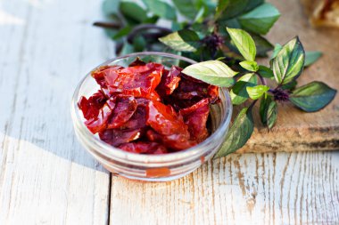 Kurutulmuş güneş domatesleri ve aromatik otlar - kekik, fesleğen, biberiye. Güneşte kurutulmuş domates, bitki ve deniz tuzu, cam kavanozda zeytinyağı.