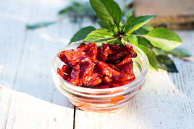 Kurutulmuş güneş domatesleri ve aromatik otlar - kekik, fesleğen, biberiye. Güneşte kurutulmuş domates, bitki ve deniz tuzu, cam kavanozda zeytinyağı.