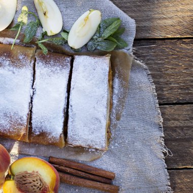 Şeftali ve elma ile Strudel