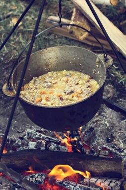Bir tencereye bir ateşte etin. Zam, yaz tatili, açık rekreasyon, Açık food. Bir kamp ateşi üzerinde yemek. kamp ateşi üzerinde turist su ısıtıcısı.