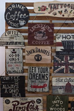 Şubat, 2018, Kiev, Ukrayna. Üzerinde kahve farklı plakalı vitrin. 