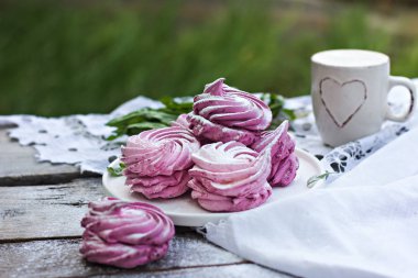 Ev yapımı hatmi mor. Siyah frenk üzümü, böğürtlenli şekerlemeler.