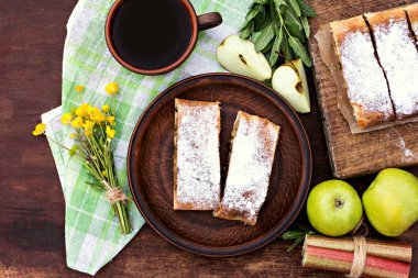 Elma ve çilek ile meyveli turta. Pasta elma veya klasik elma strudel, yaz pasta ile. Doğa odaya yaz.
