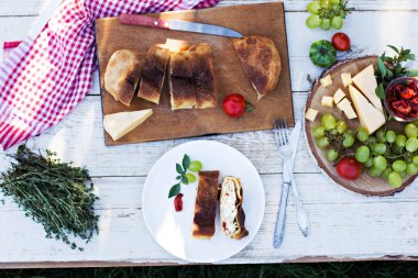 Akşam yemeği için sofrayı. Öğle Yemeği. Ev yapımı pasta, turta ve aperatifler, sebze, meyve, peynir. Silah. Yukarıdan görüntülemek.