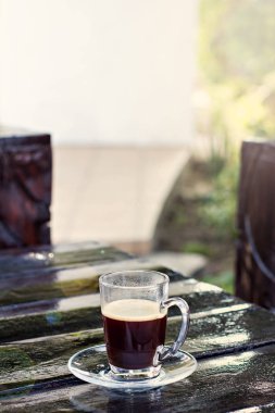 espresso fincan koyu ahşap bir masa üzerinde. Sabah kahvesi.