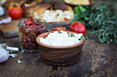 Peynir ve güneş kurutulmuş domates ve otlar.