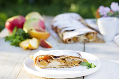 Şeftali ve elma ile Strudel