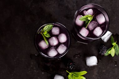 Yaz kokteyl. Böğürtlen ile iç. BlackBerry içki.