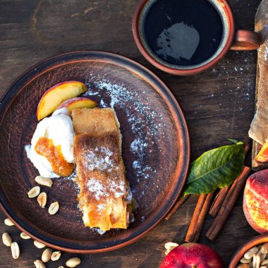 Strudel şeftali, elma ve fıstık ile