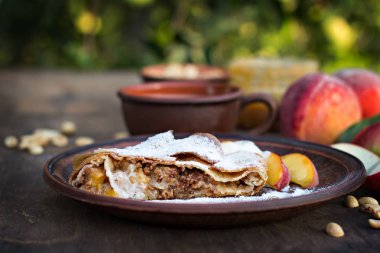 Strudel şeftali, elma ve fıstık ile