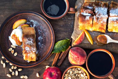 Strudel şeftali, elma ve fıstık ile