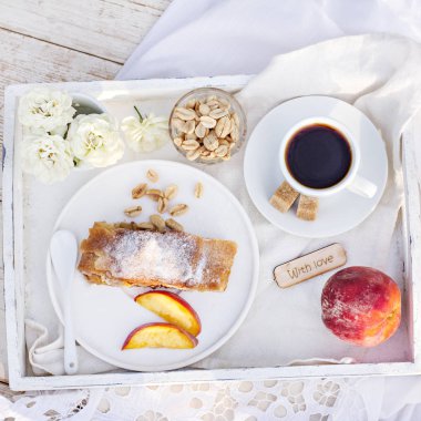 Strudel şeftali, elma ve fıstık. Yaz kahvaltı