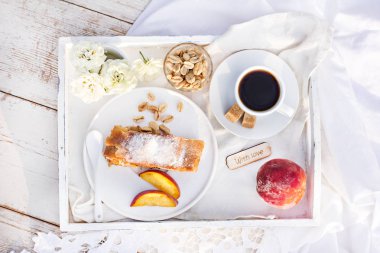Strudel şeftali, elma ve fıstık. Yaz kahvaltı