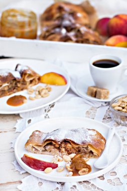 Strudel şeftali, elma ve fıstık ile