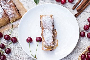 Strudel kiraz ve çikolata ile