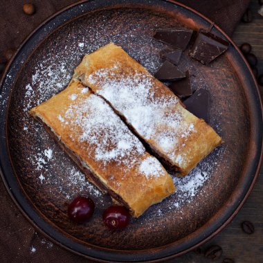 Strudel kiraz ve çikolata ile