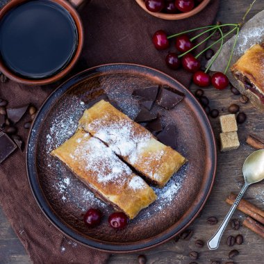 Strudel kiraz ve çikolata ile