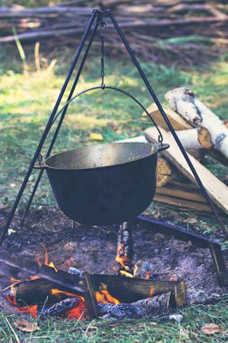 Bir tencereye bir ateşte etin. Zam, yaz tatili, açık rekreasyon, Açık food. Bir kamp ateşi üzerinde yemek. kamp ateşi üzerinde turist su ısıtıcısı.