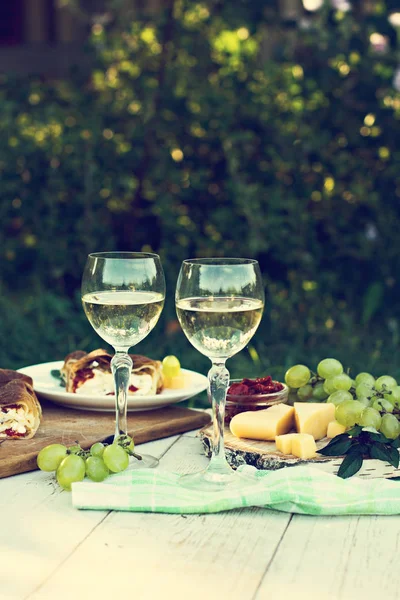 Vino Blanco Aperitivos Ligeros Uvas Vino Queso Pastel Cena Romántica —  Fotos de Stock