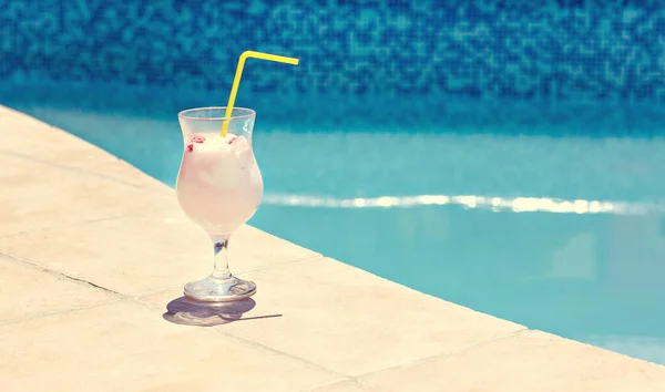 Summer Cocktail Background Pool Pina Colada Milk Cocktail Berry Cocktail — Stock Photo, Image