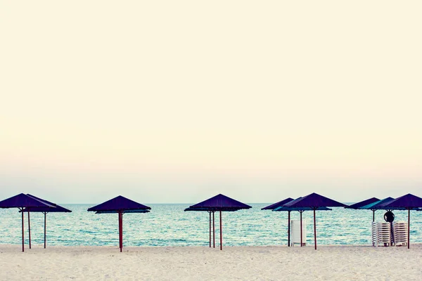 Plage Vide Parasols Beau Coucher Soleil Ambiance Romantique Parapluies Paille — Photo