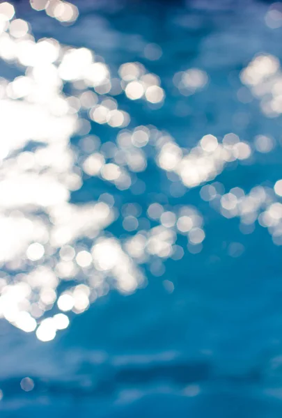 デフォーカスの水のまぶしさ 夏の背景 背景をぼかし 水に太陽のまぶしさ — ストック写真