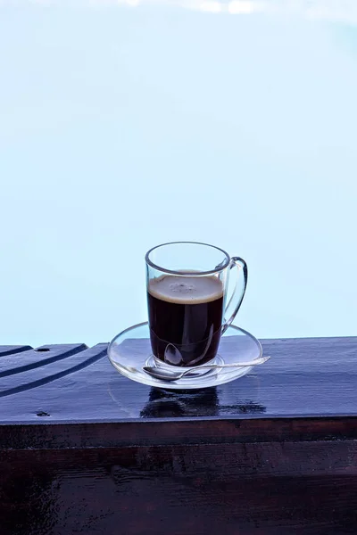 Eine Tasse Espresso Und Ein Pool Hintergrund Morgenkaffee Sommerfrühstück Kaffee — Stockfoto