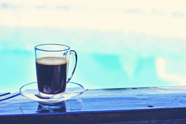Een Kopje Espresso Een Zwembad Achtergrond Koffie Ochtend Zomer Ontbijt — Stockfoto