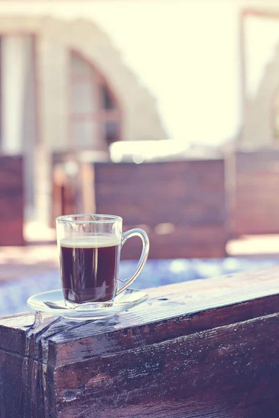 Een Kopje Espresso Een Zwembad Achtergrond Koffie Ochtend Zomer Ontbijt — Stockfoto