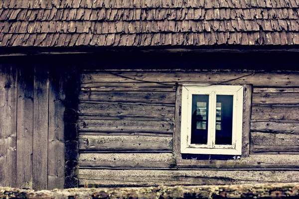 Stary Dom Drewniany Okno Drewnianym Domu Małe Okno Ścianie Stary — Zdjęcie stockowe