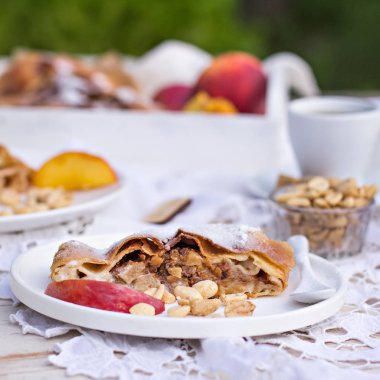 Strudel şeftali, elma ve fıstık ile