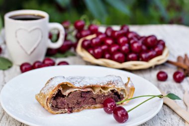 Strudel kiraz ve çikolata ile