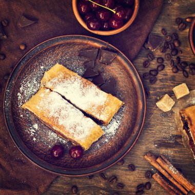 Strudel kiraz ve çikolata ile