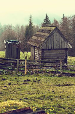 Gözlük şarap ile. Kırmızı, pembe, beyaz gözlük şarap. kırmızı, beyaz ve gül şarap tatma şarap üzüm bağı ile gözlük dizi.