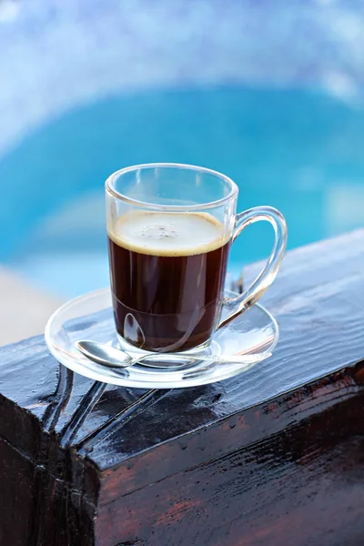 Eine Tasse Espresso Und Ein Pool Hintergrund Morgenkaffee Sommerfrühstück Kaffee — Stockfoto