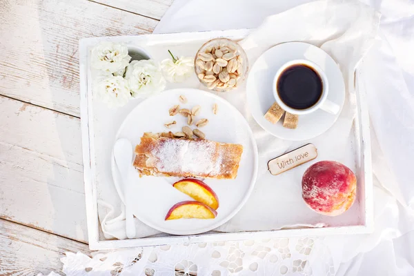 Strudel şeftali, elma ve fıstık. Yaz kahvaltı