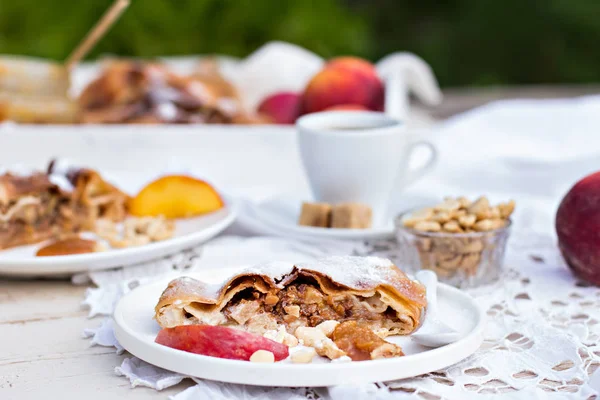 Strudel şeftali, elma ve fıstık ile