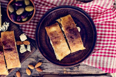 Peynir ve armut ile meyveli turta. Aperatif kek, meyveli turta. Kırsal, rustik tarzı.