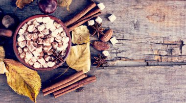 Sıcak kakao marshmallows eski ahşap kurullarında baharatlar ile birlikte. Kahve, kakao, tarçın, fındık, yıldız anason, rahat bluzunu