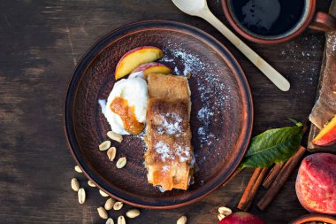 Strudel şeftali, elma ve fıstık ile