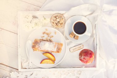 Strudel şeftali, elma ve fıstık. Yaz kahvaltı