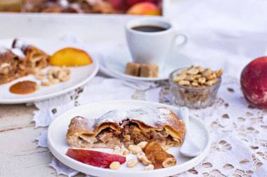 Strudel şeftali, elma ve fıstık ile