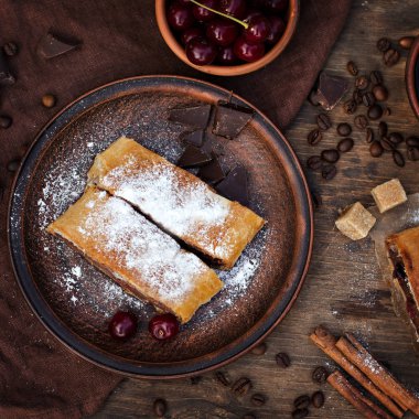 Strudel kiraz ve çikolata ile