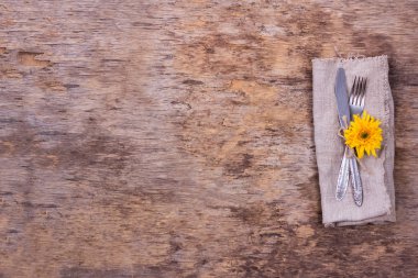  Sonbahar dekorlu masa ayarları. Çatal, bıçak, peçete, çatal bıçak. Tatil süsleri. Şükran Günü yemeği. Sonbahar havası, Cadılar Bayramı, Şükran Günü, tatil konsepti. Top View. seçici odak. 