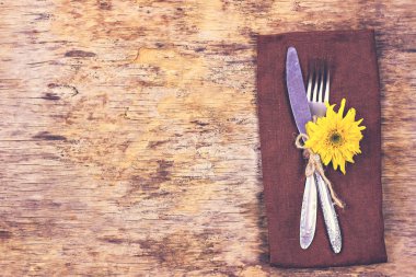  Sonbahar dekorlu masa ayarları. Çatal, bıçak, peçete, çatal bıçak. Tatil süsleri. Şükran Günü yemeği. Sonbahar havası, Cadılar Bayramı, Şükran Günü, tatil konsepti. Top View. seçici odak. 