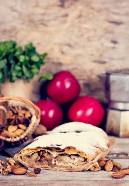 Ev yapımı elma strudel taze elma, tarçın ve pudra şekeri ile eski ahşap arka plan üzerinde hizmet dilimlenmiş. Yakın, karanlık rustik tarzı Apple strudel.